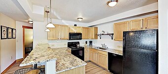 Remodeled 2 Bedroom Downtown Condo sleeps 6!
