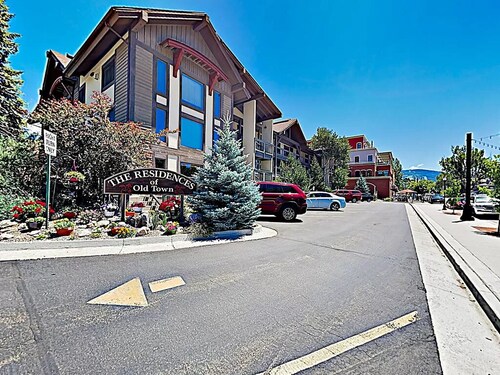 Remodeled 2 Bedroom Downtown Condo sleeps 6!