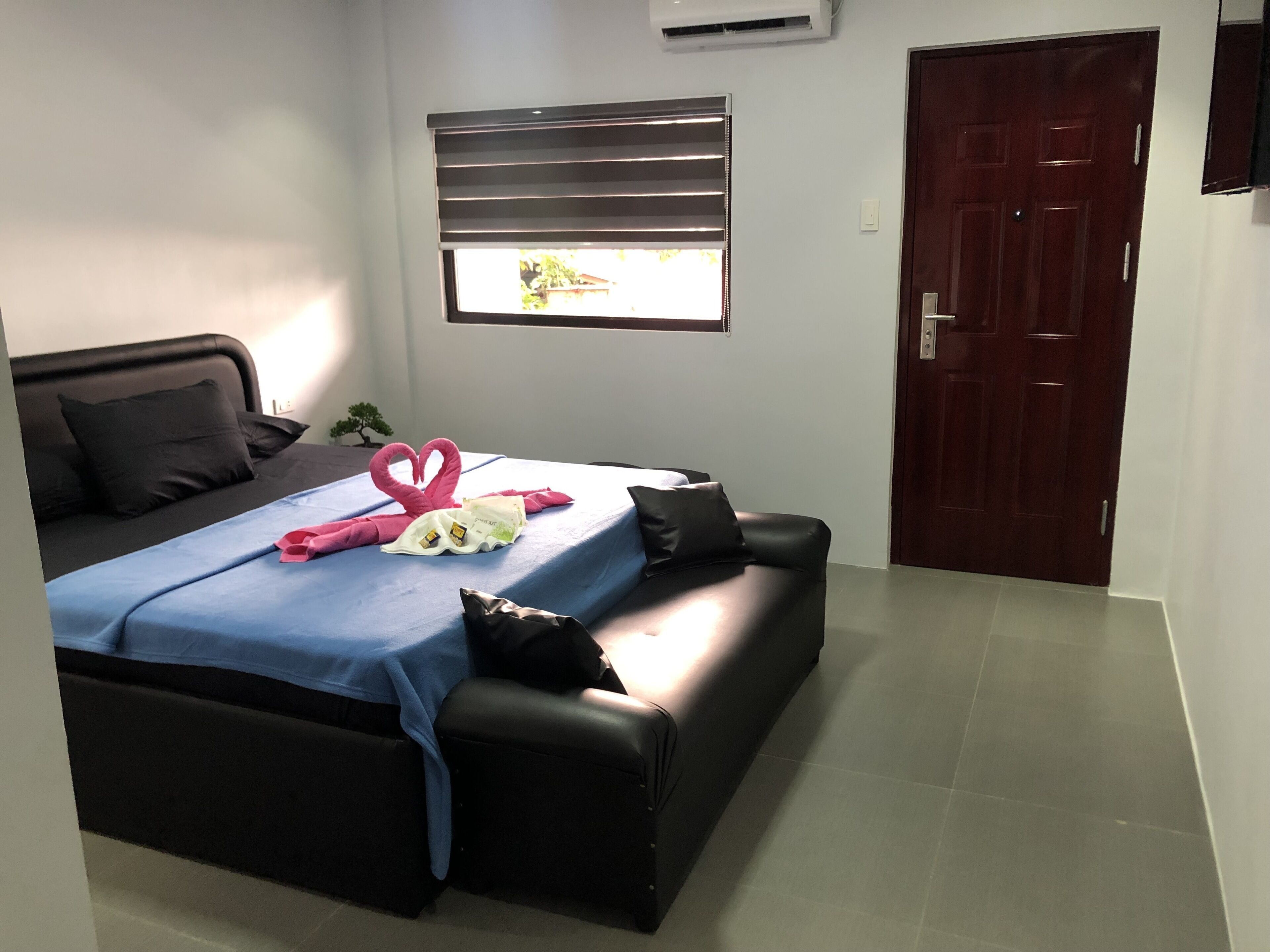 Minibar, caja fuerte, cortinas opacas y sistema de insonorización
