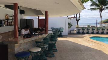 Bar junto a la piscina