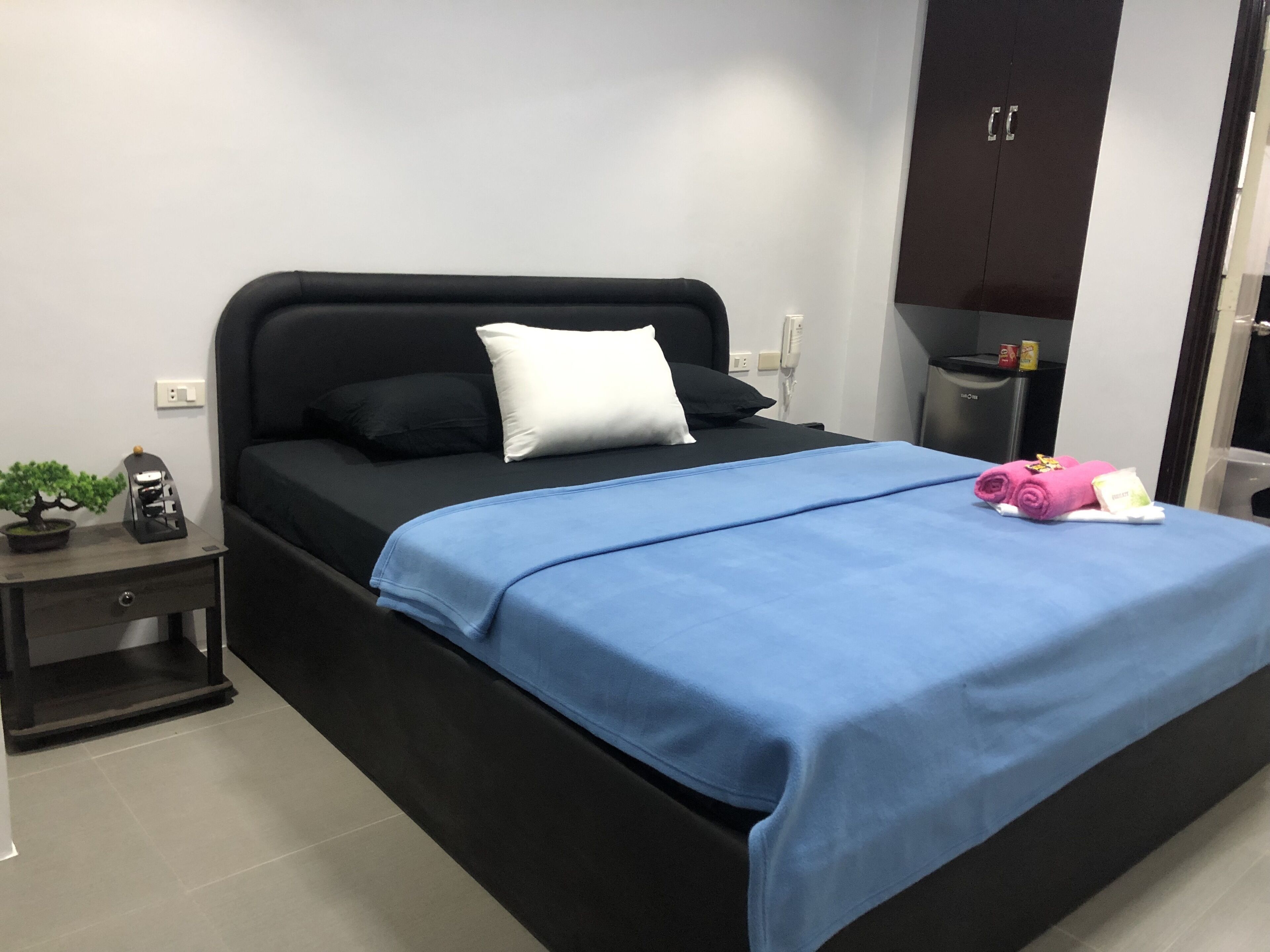 Minibar, caja fuerte, cortinas opacas y sistema de insonorización