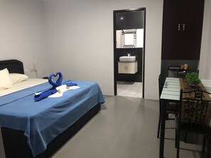 Deluxe Room | Minibar, in-room safe, blackout drapes, soundproofing - Out Back (Olongapo)