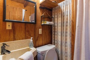 Shower, hair dryer, towels, soap - Romantic Get-away Cabin in the woods, w/Hottub next to coolest small town in USA (Victor)