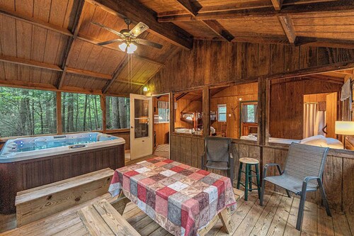 Romantisches Kurzurlaubshaus im Wald, mit Hottub neben der coolsten Kleinstadt in den USA
