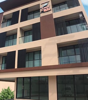 Front of property - Louis' Runway View Hotel (Mai Khao)