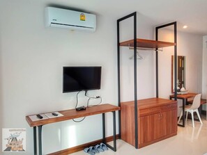 Desk, free WiFi - Louis' Runway View Hotel (Mai Khao)