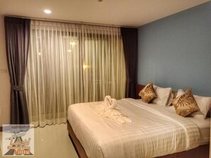 Desk, free WiFi - Louis' Runway View Hotel (Mai Khao)