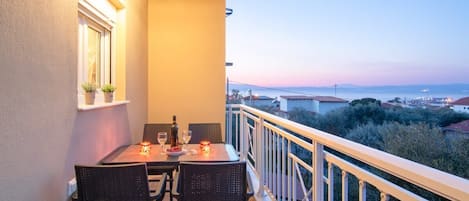 تناول الطعام بالخارج