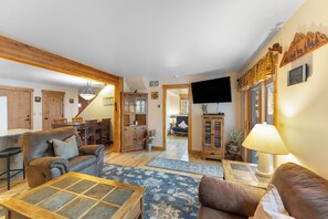 TV, caminetto, lettore DVD, videoteca