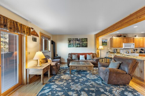 Centrally Located, Easy Access to Skiing, Private Balcony with Hot Tub