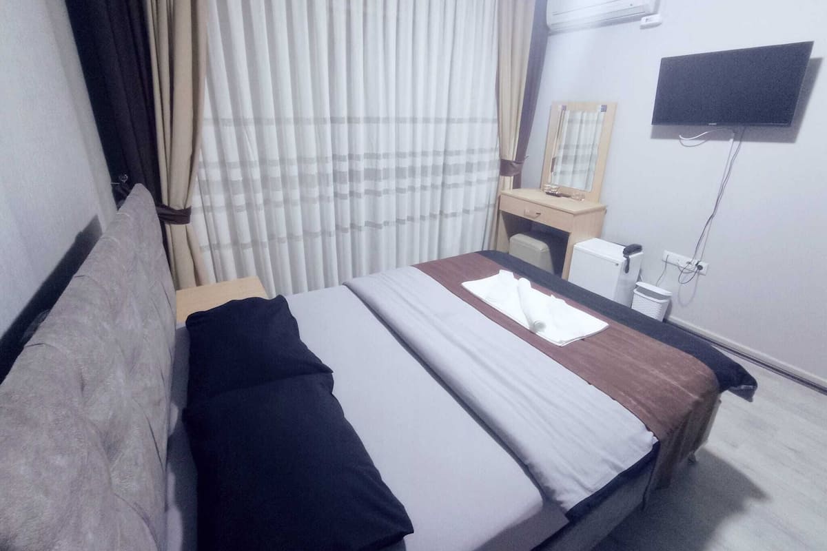Escritorio y ropa de cama 