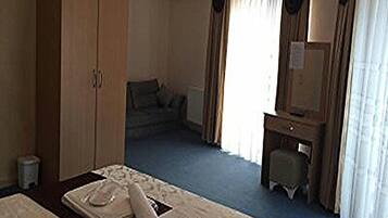 Double Room | Desk, bed sheets