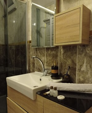 Shower, rainfall showerhead, free toiletries, hair dryer - Ova Otel (Tekirdag)