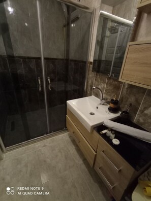 Shower, rainfall showerhead, free toiletries, hair dryer - Ova Otel (Tekirdag)