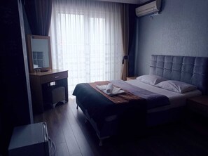 Escritorio y ropa de cama