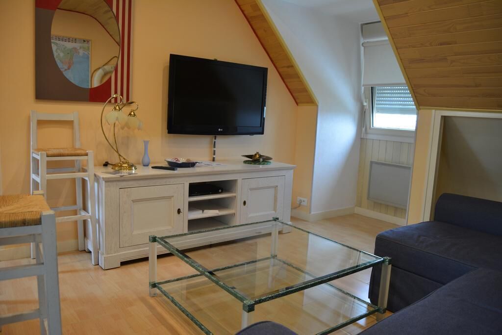 平面電視、DVD 播放機、足球機、乒乓球設施