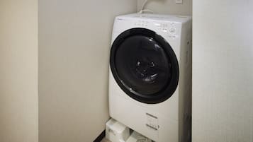 Deluxe 6 Beds | Bathroom | Shower, free toiletries, hair dryer, slippers
