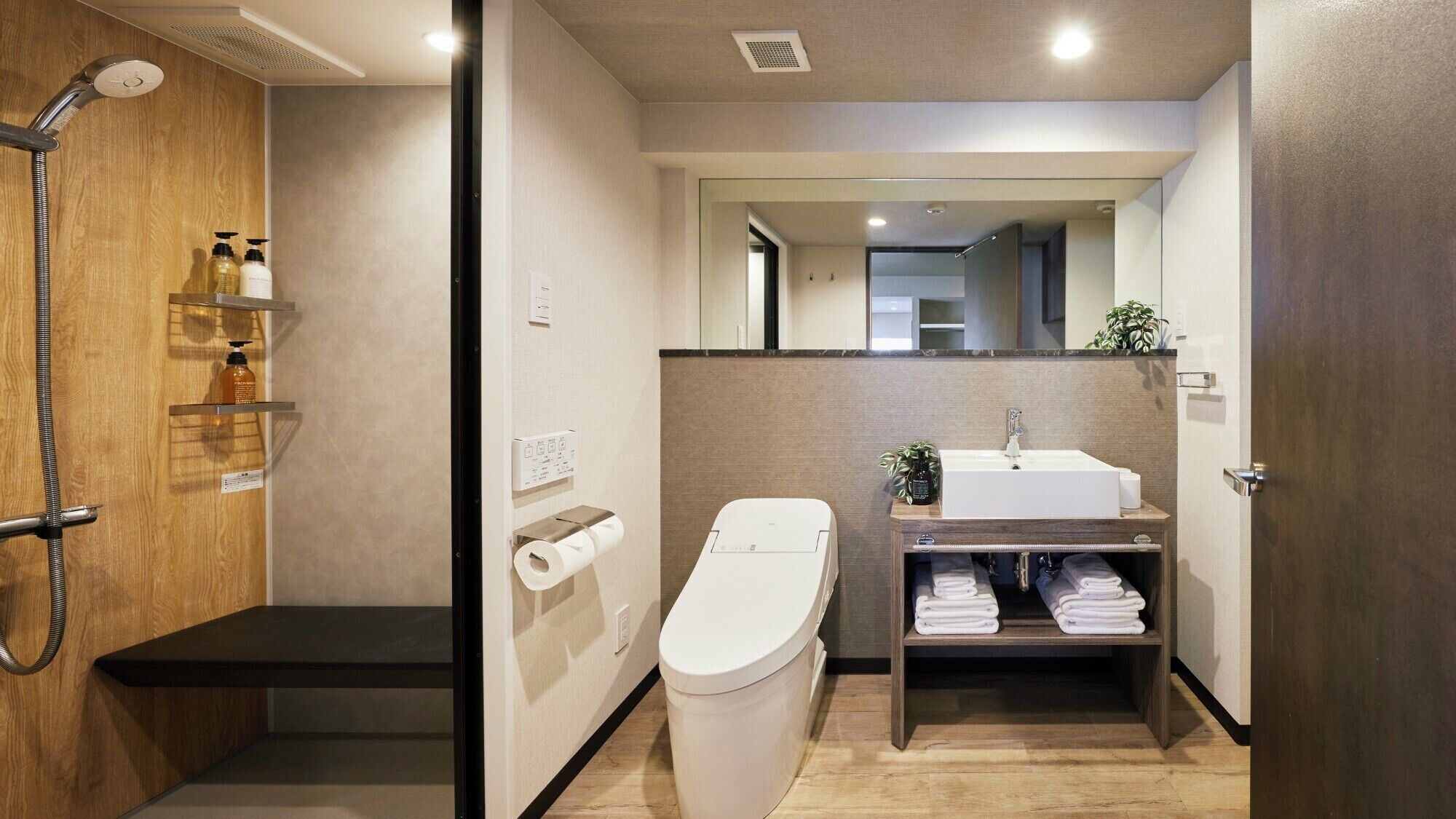 Superior 4 Beds | Bathroom | Shower, free toiletries, hair dryer, slippers