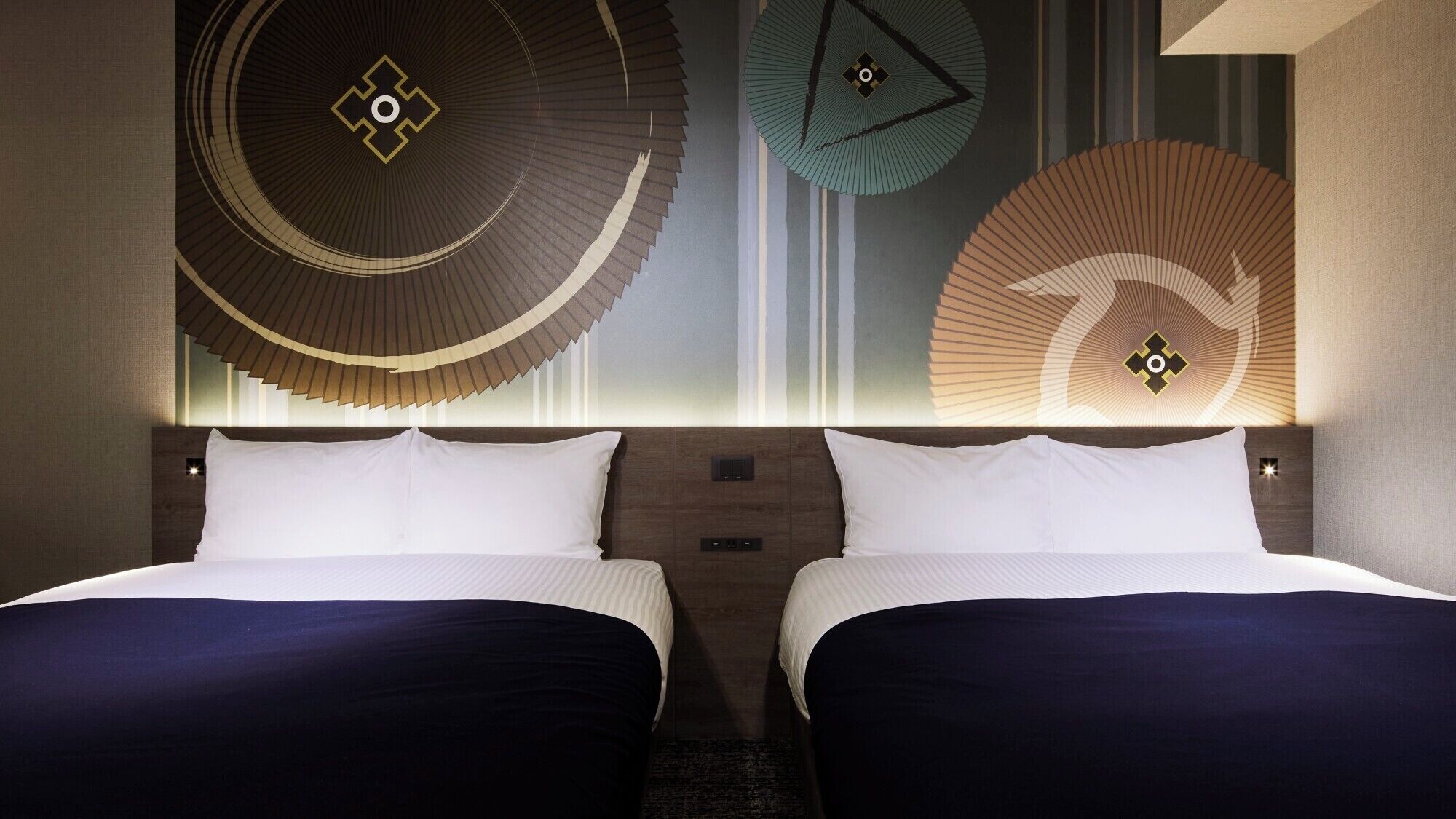 Ein Hotelzimmer mit zwei Betten, modernem Design und dekorativen Wandpaneelen.