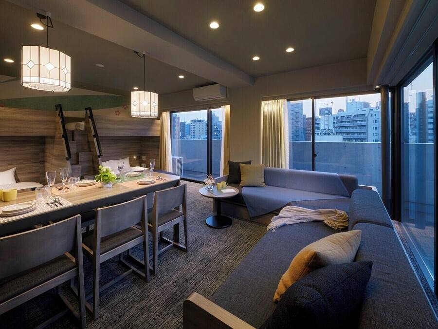 Deluxe 6 Beds | Blackout drapes, free WiFi, bed sheets