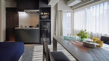 Standard 3 Beds | Cozinha privada | Geladeira grande, micro-ondas, cooktop, chaleira elétrica