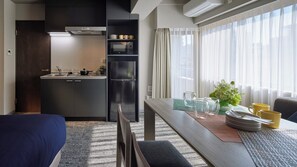 Standard 3 Beds | Yksityinen keittiö | Täysikokoinen jääkaappi, mikroaaltouuni, liesi, vedenkeitin