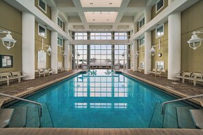 Una piscina techada, una piscina climatizada