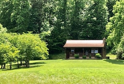 Workman's Wildlife Haven, Secluded country setting vacation cabin