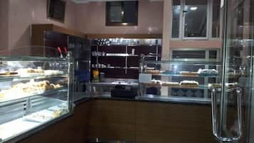 Petit déjeuner continental (5 EUR par personne)