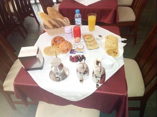 Daily continental breakfast for a fee - Sary's Hotel (M'diq)