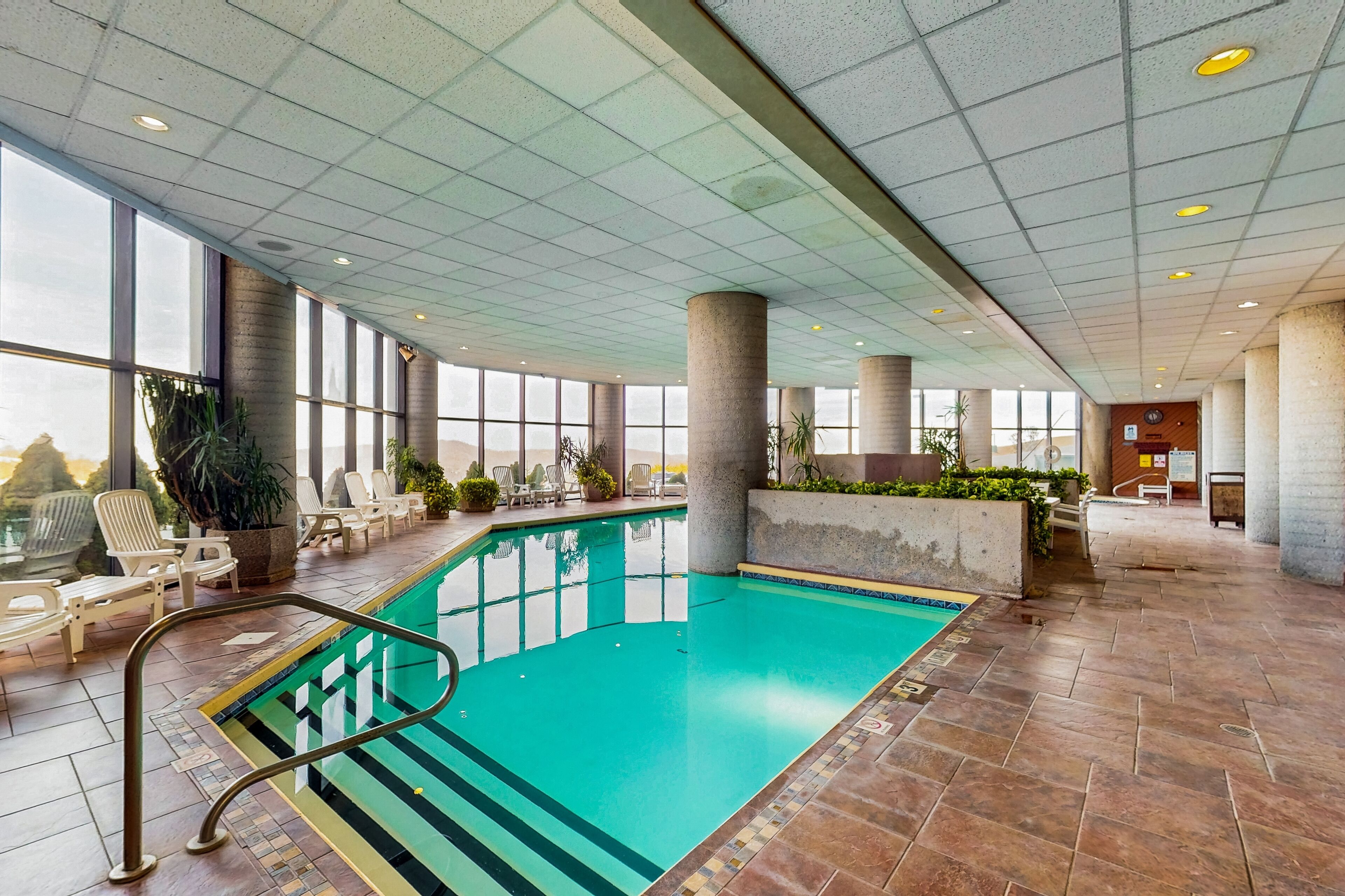 من حمّامات السباحة المغطاة، حمّام سباحة مُدفَّأ