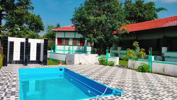 Kolam renang outdoor musiman