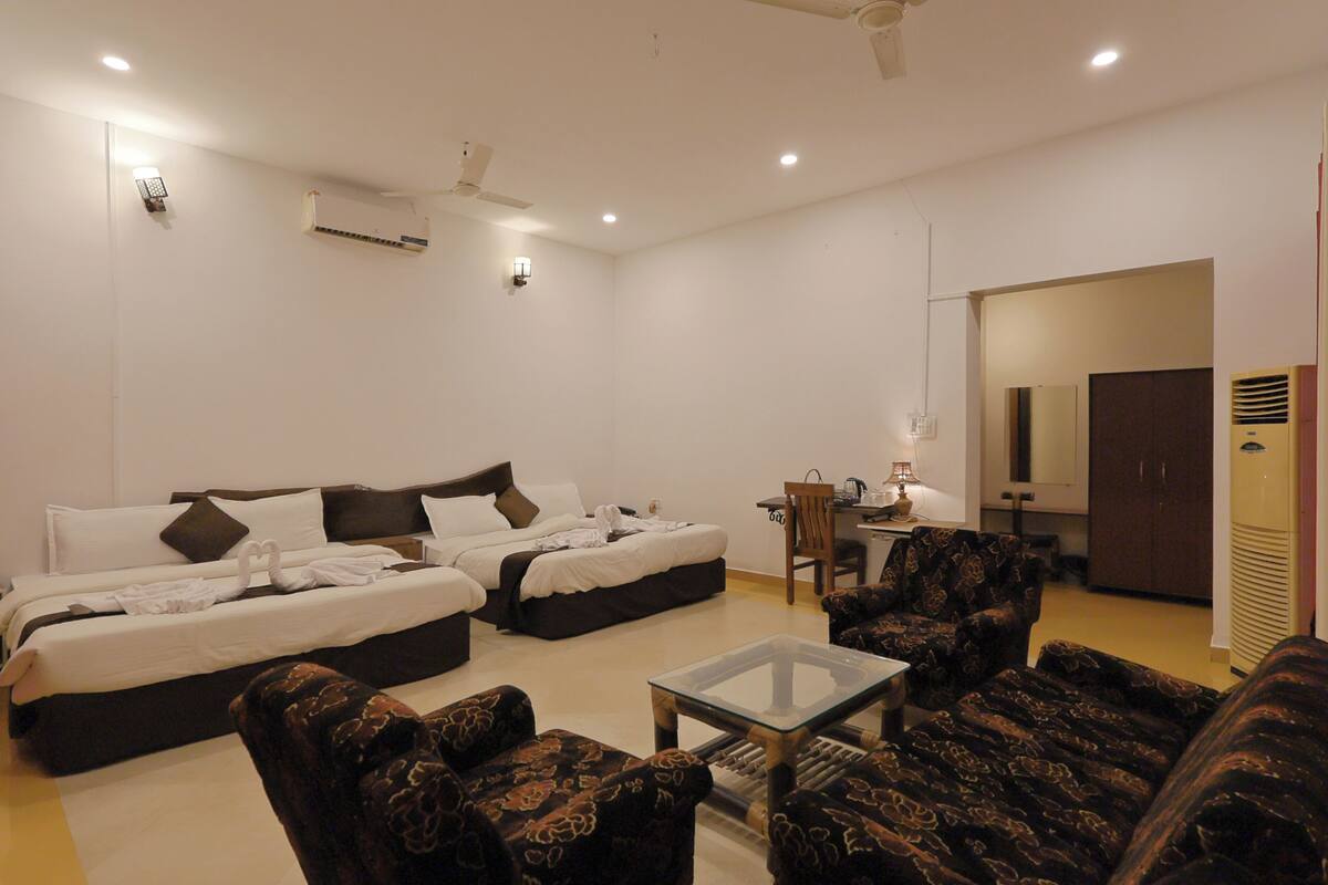 Kamar Keluarga, 2 Tempat Tidur Double, pemandangan kebun | Seprai premium, meja kerja, dan tirai kedap cahaya