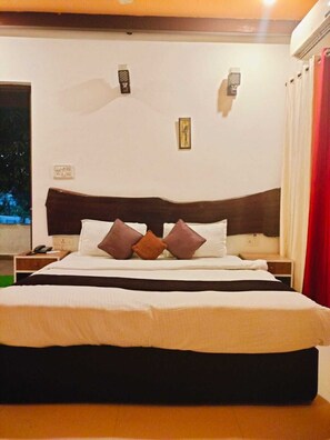 Premium bedding, individually furnished, desk, blackout curtains - Nature's Sprout Wildmark Kanha Resort (Bichhiya)