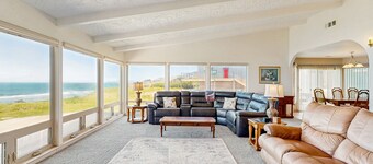 Oceanfront huis op de blufs met bubbelbad, serre en toegang tot het privéstrand!