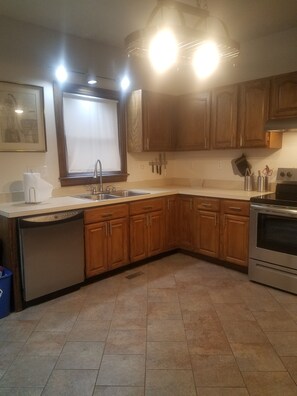 Køleskab, mikrobølgeovn, ovn, kogeplade