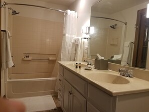Duschwanne, Haartrockner, Bidet, Handtücher