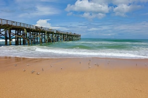 Plage, chaises longues, serviettes de plage