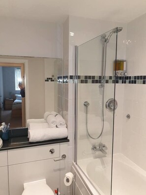 Kombinert dusj/badekar, hårføner og håndklær