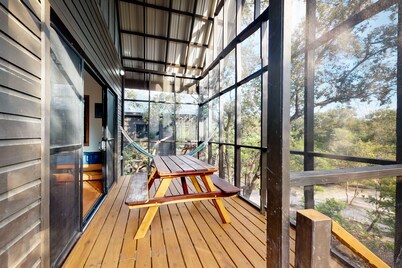 Quiet treehouse cabana with veranda, hammock, WiFi & partial AC - walk to beach