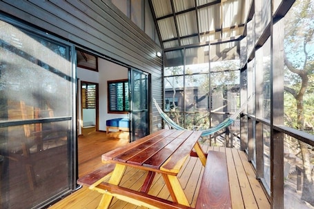 Dining. Quiet treehouse cabana with veranda, hammock, WiFi & partial AC - walk to beach