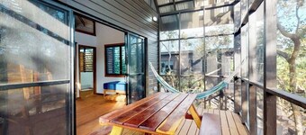 Quiet treehouse cabana with veranda, hammock, WiFi & partial AC - walk to beach