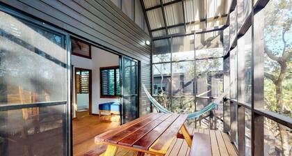 Belle cabine dans un quartier calme, avec végétation. véranda et hamac - à pied de la plage