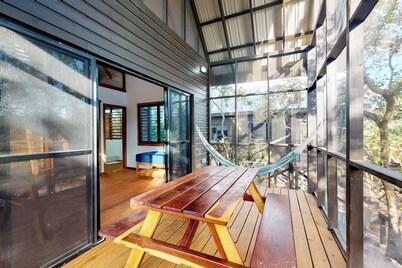 Quiet treehouse cabana with veranda, hammock, WiFi & partial AC - walk to beach