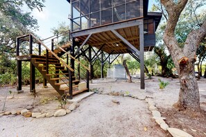 Property grounds - Quiet treehouse cabana with veranda, hammock, WiFi & partial AC - walk to beach (Placencia)