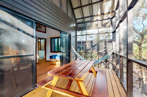 Belle cabine dans un quartier calme, avec végétation. véranda et hamac - à pied de la plage