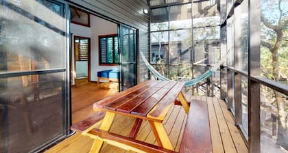 Belle cabine dans un quartier calme, avec végétation. véranda et hamac - à pied de la plage