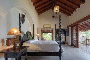 Honeymoon kamer, uitzicht op zee, uitzicht op gebergte | Luxe beddengoed, individueel gedecoreerd, individueel gemeubileerd