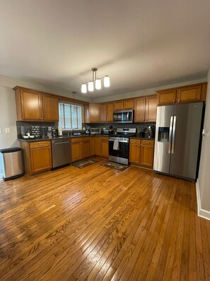 Kylskåp, mikrovågsugn, ugn och spishäll