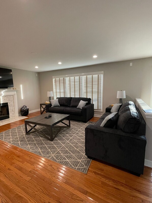 Téléviseur connecté, foyer, jeux vidéo, table de ping-pong